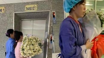 Bức ảnh người mẹ mang hoa cúc trắng 'đón' con trai hiến tạng gây xúc động mạnh