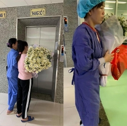 Bức ảnh người mẹ mang hoa cúc trắng 'đón' con trai hiến tạng gây xúc động mạnh