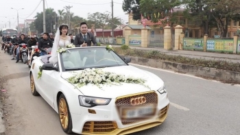 Đám cưới Phú Thọ rước dâu bằng xe mui trần mạ vàng gây chú ý trên mạng xã hội