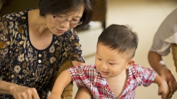 Vì sao không nên để ông bà chăm cháu quá nhiều: Trẻ khó bảo, kỹ năng xã hội kém