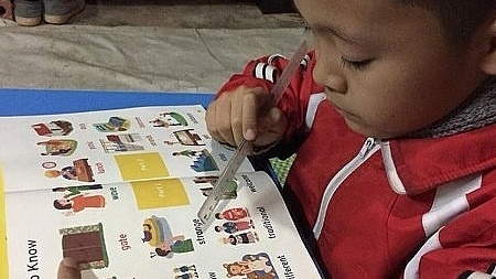 Cậu bé 8 tuổi gác giấc mơ học tiếng Anh vì nhà quá xa