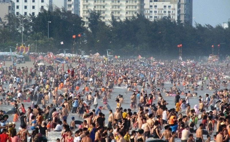 Những bãi biển đông nghịt du khách đợt nghỉ lễ 30/4 – 1/5/2019