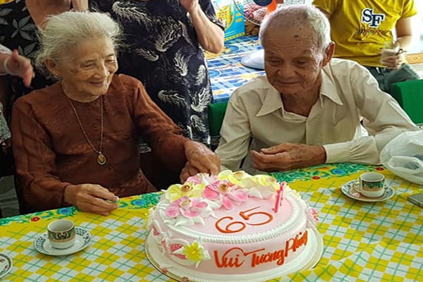 Cụ ông 96 tuổi thổi nến, cắt bánh cùng người yêu cũ sau 65 năm xa cách