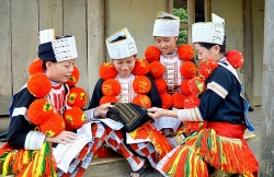 Chiếc khăn Piêu là trang phục truyền thống của dân tộc nào?