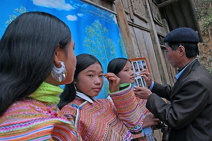 phuc vu thieu nu xinh dep ga trai kiem kha o phien cho vung cao