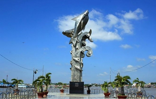 Tượng đài cá basa nằm ở tỉnh nào?