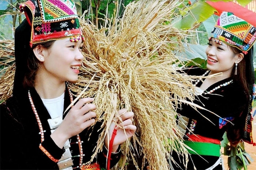 Dân tộc nào có họ tên là các loài động thực vật?