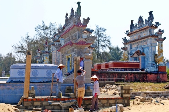 Những làng chài "âm dương nghịch chiều", chạy đua xây lăng mộ