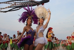 Các vũ công trong và ngoài nước "đốt cháy" bãi biển Đà Nẵng
