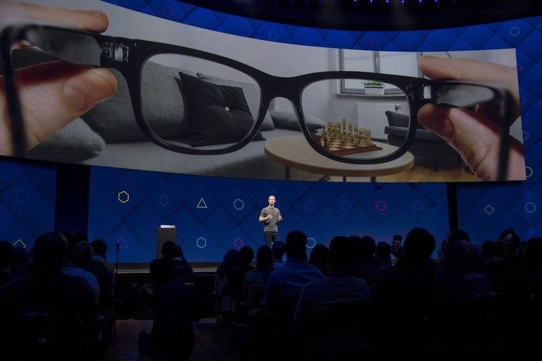 Facebook ra mắt kính thông minh trong năm nay