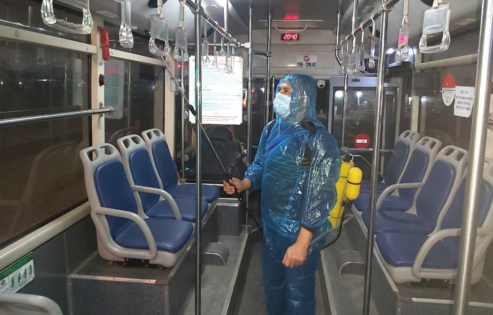 Xe buýt Hà Nội từ chối khách không đeo khẩu trang