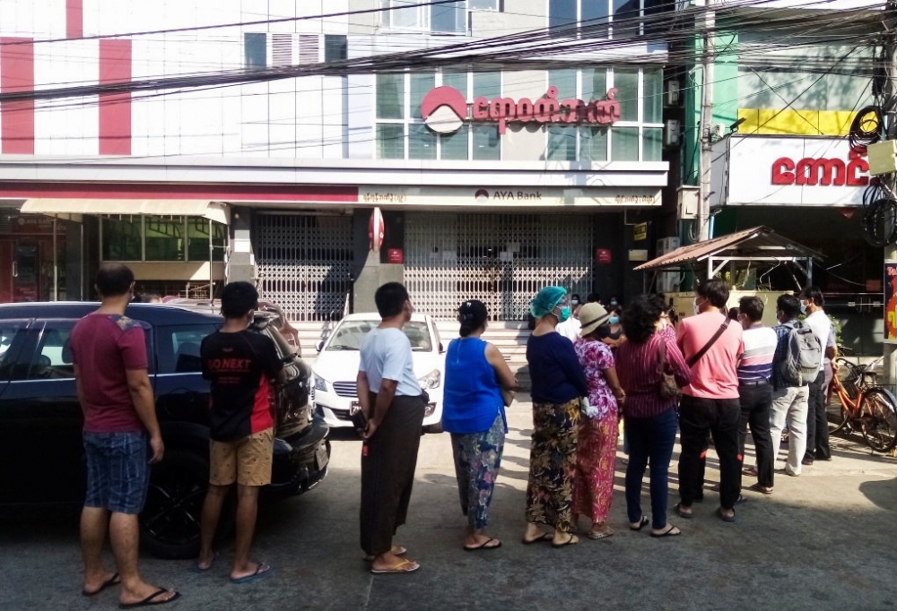 Người dân Myanmar 'mắc kẹt' tại cây ATM trong vụ binh biến