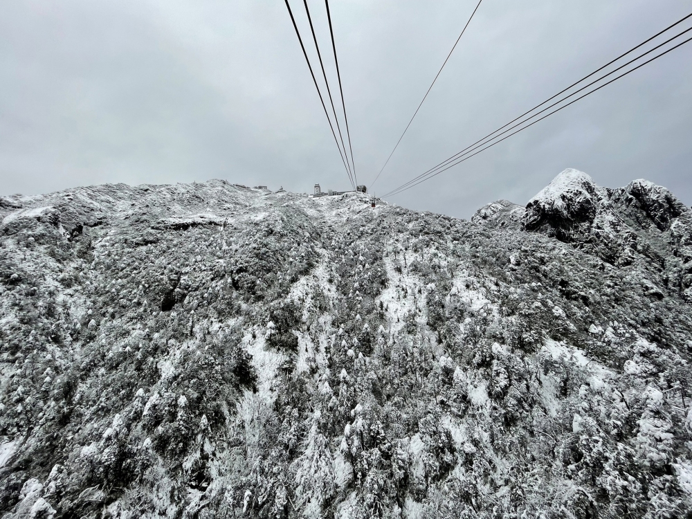 Tuyết dày đến 60cm trắng xóa đỉnh Fansipan