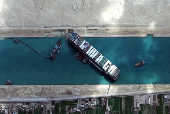 Tàu Ever Given chuẩn bị rời kênh đào Suez