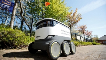 Người dân Anh sử dụng robot mua sắm giữa đại dịch COVID-19