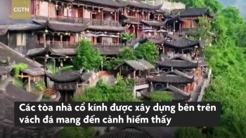 Cảnh sắc đẹp tựa tiên cảnh ở thị trấn 2.000 tuổi