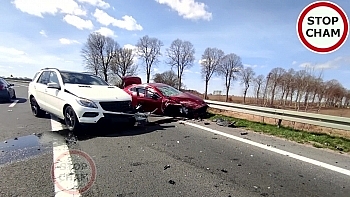 Camera giao thông: Mazda gặp nạn do xe Mercedes không nhường đường