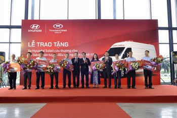 Thêm 10 xe Hyundai Solati cứu thương được trao tặng để chống dịch COVID-19