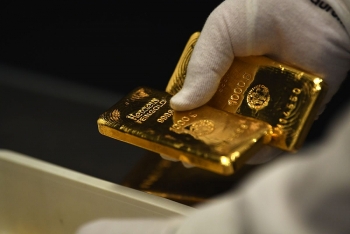 Giá vàng rơi thẳng xuống mức 56,7 triệu đồng