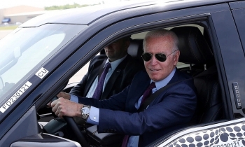 Tổng thống Biden lái thử xe điện Ford