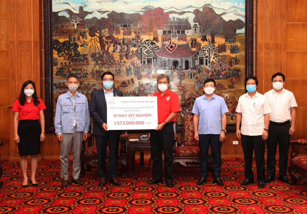 Toyota Việt Nam hỗ trợ trang bị y tế chống dịch COVID-19 cho tỉnh Vĩnh Phúc