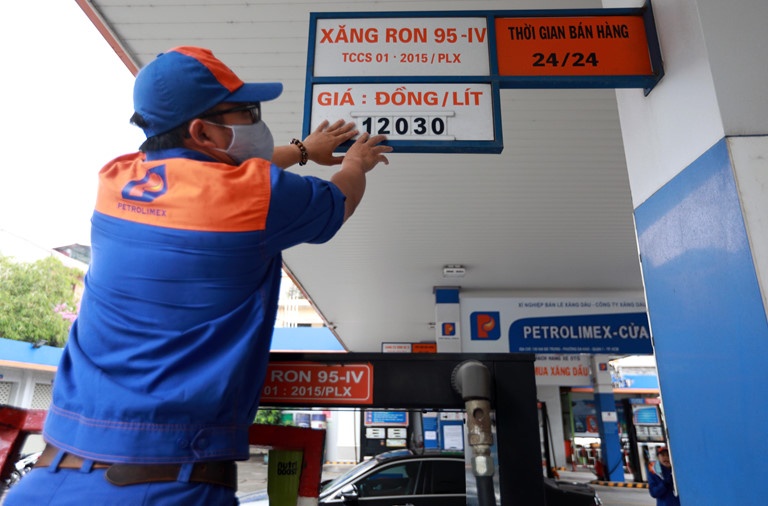 Giá xăng dầu tuần qua: Xăng trong nước tăng gần 1.000 đồng