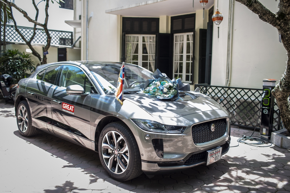 Jaguar Việt Nam bàn giao mẫu xe điện I-Pace đầu tiên tại Việt Nam cho Đại sứ quán Anh