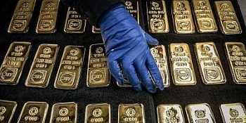 Giá vàng hôm nay (10/8): Vàng thế giới sắp mất mốc 2.000 USD, nhiều người lỗ nặng