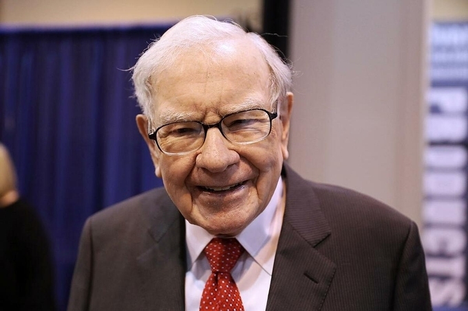 Giá vàng thế giới hôm nay 16/8: Tỷ Warren Buffett mua vàng, nhà đầu tư vẫn hoang mang