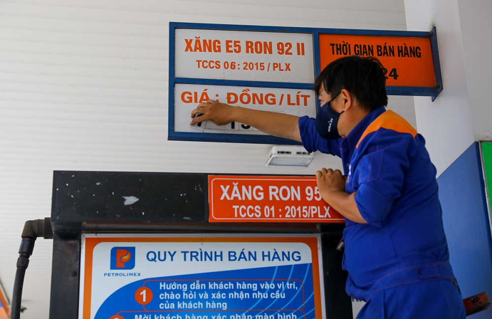 Giá xăng RON95 tăng nhẹ 192 đồng/ lít từ 15h00 chiều 27/8
