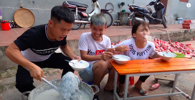 Con trai Bà Tân Vlog bị phạt 7,5 triệu đồng do đăng tải video nấu gà nguyên lông