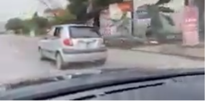 Video: Người đàn ông thò chân ra ngoài cửa kính ô tô trên đường gây phản cảm