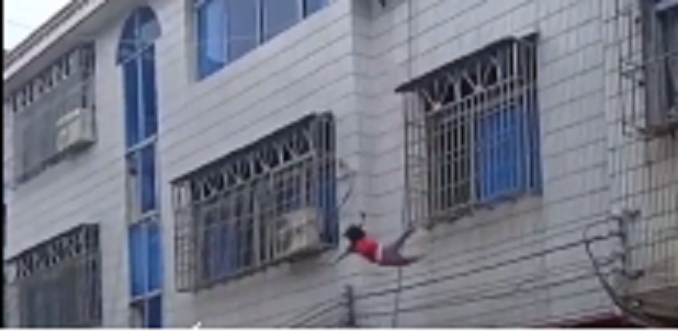 Video: Bé gái ở nhà một mình rơi từ tầng 3 xuống khiến người xem thót tim