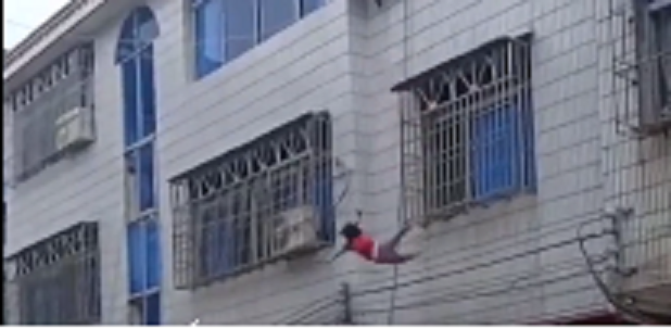 video be gai o nha mot minh roi tu tang 3 xuong khien nguoi xem thot tim