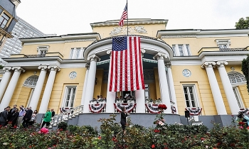 Một người Nga lao xe đâm thẳng vào cổng nhà Đại sứ Mỹ