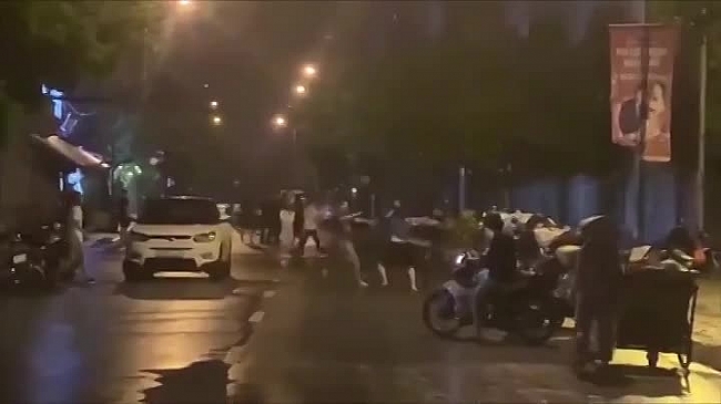 Video: Nhóm thanh niên gây gổ giữa đêm sau va chạm giao thông