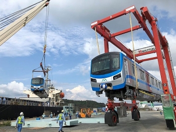 Cận cảnh đoàn tàu metro đầu tiên sắp về tới TP HCM