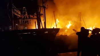 Cháy lớn tại Nghệ An, 4 tàu cá bị thiêu rụi