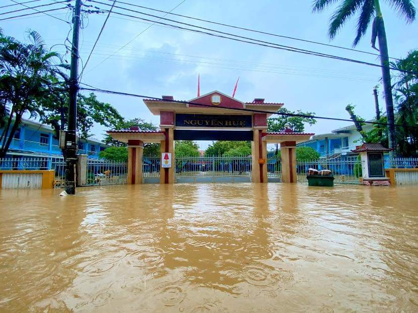 Nhiều địa phương miền Trung cho học sinh nghỉ học vì mưa, ngập