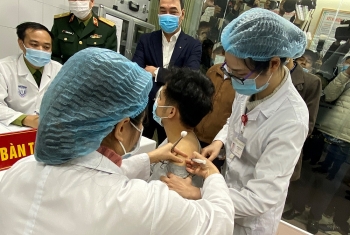 Vaccine COVID-19 Việt Nam đã được tiêm thử nghiệm cho 3 tình nguyện viên đầu tiên