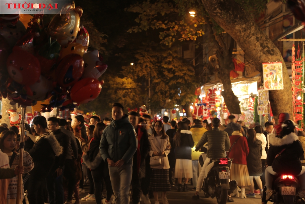 Không khí sôi động trước Giáng sinh tràn ngập đường phố Hà Nội