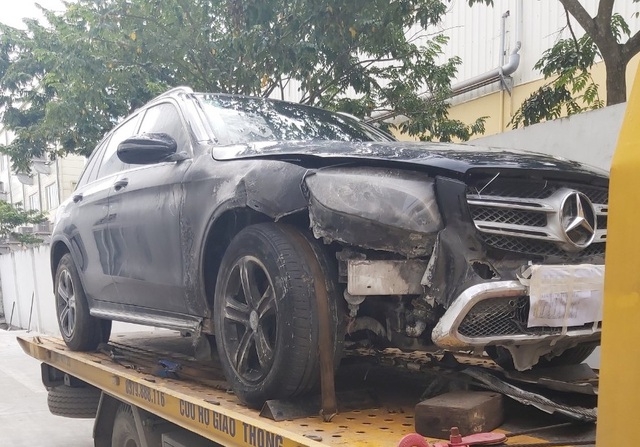 Vụ Mercedes GLC cháy nửa năm chưa sửa: "Bóng" đá qua lại, người tiêu dùng thiệt đủ đường