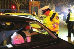 Phạt nặng tài xế lái xe sau khi uống rượu bia: Chuyện đâu chỉ ở Việt Nam