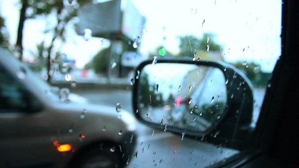 Những kinh nghiệm lái xe ô tô khi trời mưa cần nắm vững