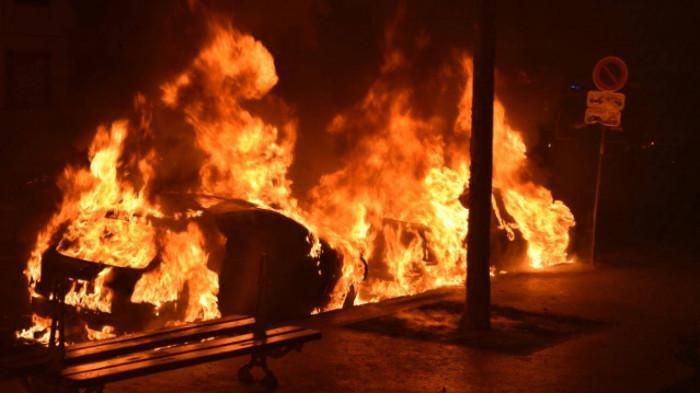 Pháp đón năm mới “rực lửa”, ít nhất 30 ô tô bị đốt cháy