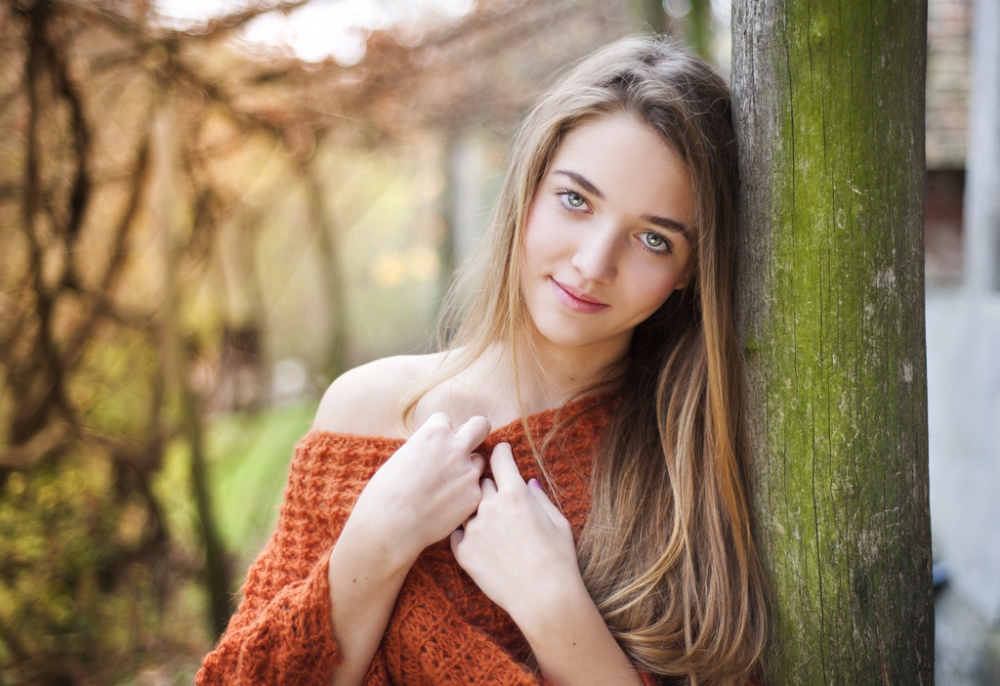 0226 graphicstock outdoor portrait of beautiful girl in autumn forest h0msxvl2zb 1024x702