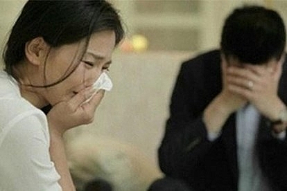 chong lao dong nuoc ngoai gui tien ve cho me mac vo tre cong lung tra no