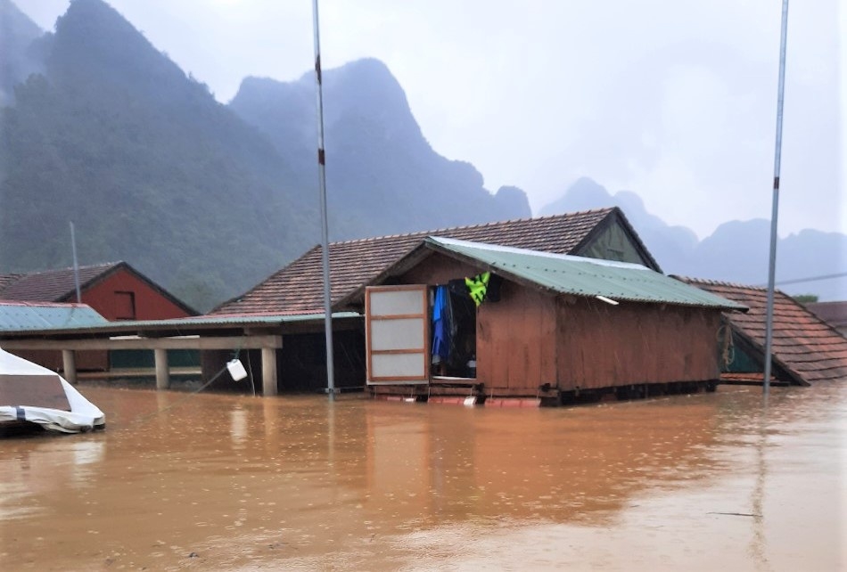 Miền Trung mưa triền miên không ngớt, hàng trăm ngôi nhà ngập sát nóc