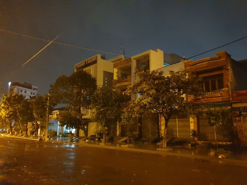 Bão số 9 giật đổ cây xanh, nhà tốc mái tại Đà Nẵng, Quảng Nam, Quảng Ngãi
