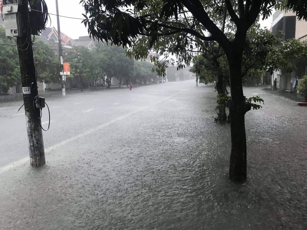 Hà Tĩnh: Nhiều tuyến đường bị ngập sâu, lốc xoáy làm tốc mái nhiều nhà dân